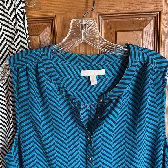 2 Women’s Banana Republic Silk Chevron Blouses, size XL - Picture 8 of 8